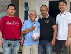 PWI Kaltim Berbagi Daging Kurban untuk Wartawan Sepuh dan Janda Istri Mendiang Wartawan